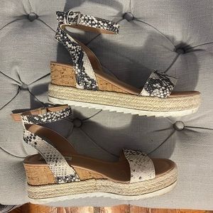 SteveMadden snakeskin sandals